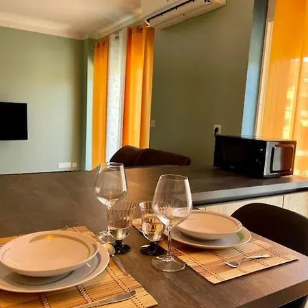 Apartment 71m2 Two Bedrooms Apartment, 10 Minutes From Airport And Downtown, Free Parking
